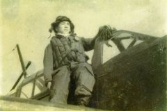 １９４４（昭和１９）年１２月、厚木基地の３０２航空隊に勤務していた１８歳当時の坪井晴隆さん。彗星夜間戦闘機でＢ２９の迎撃に従事していた[坪井さん提供]【時事通信】